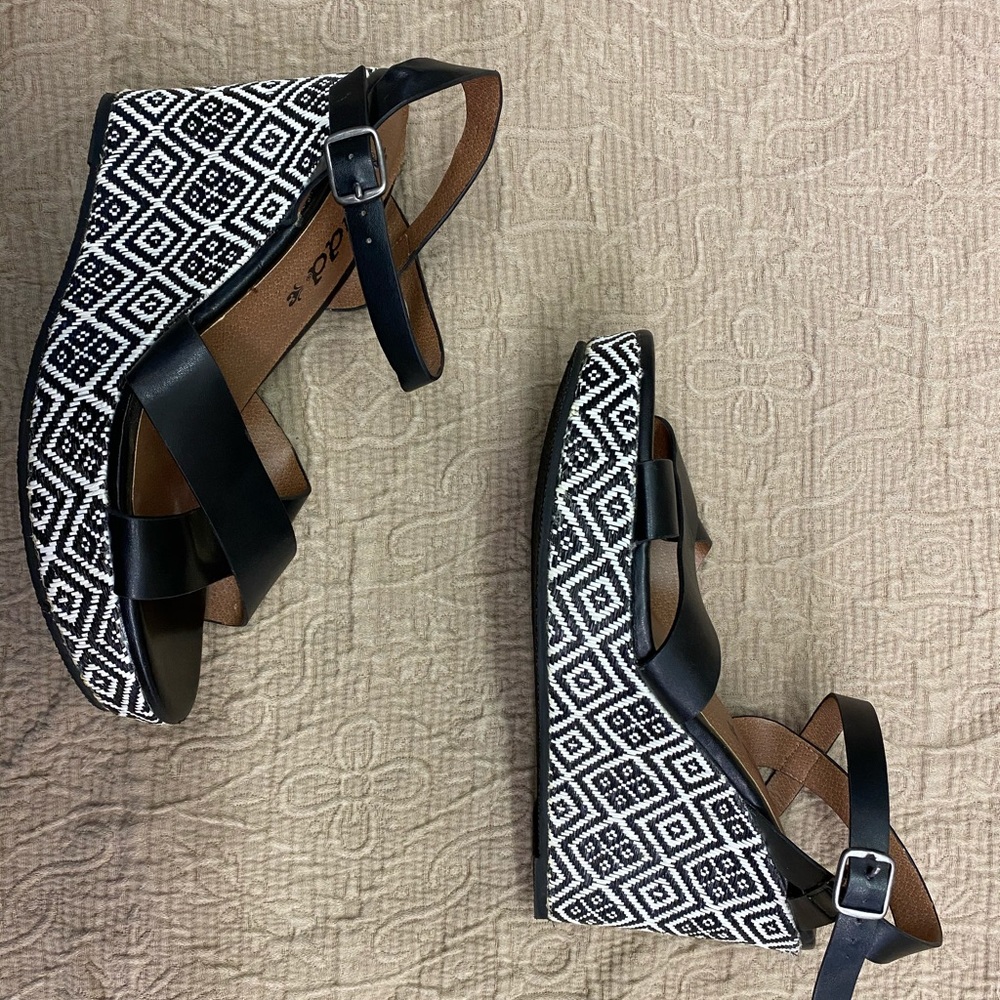 Women’s size 9 Black/White Wedge Sandal - Mudd